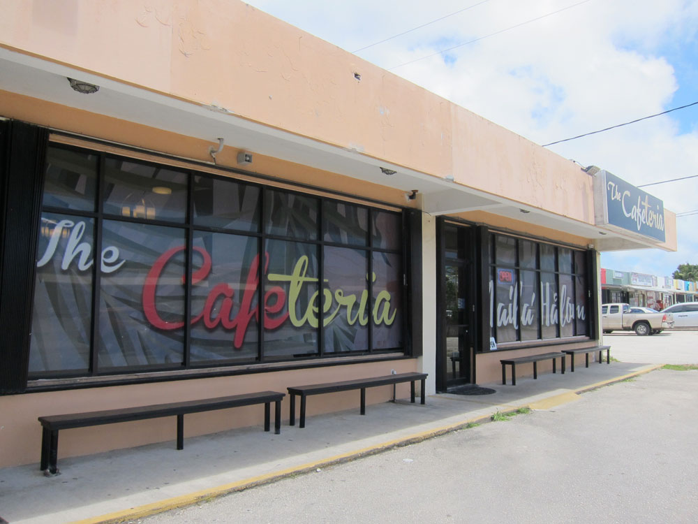 レンタカーで行こう！グアム飯が味わえるローカルに大人気のレストラン「ザ・カフェテリア」