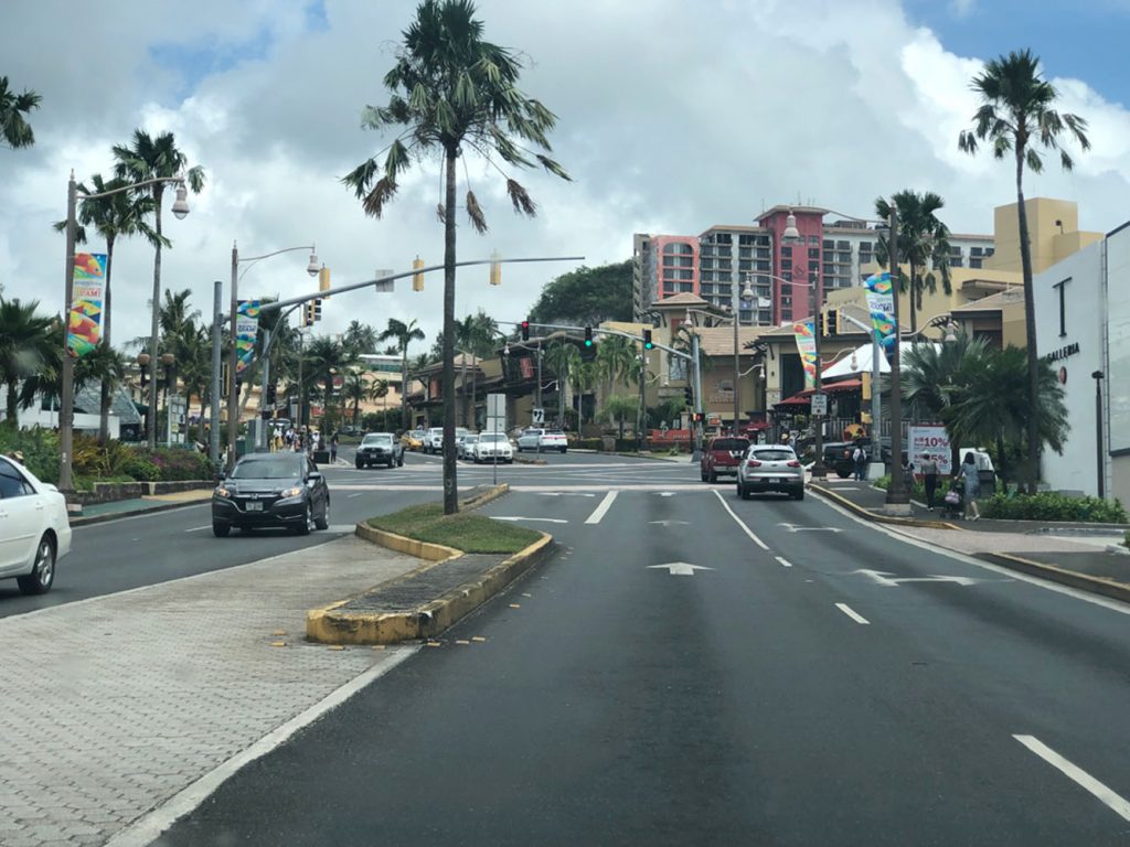 괌에서 알아 둬야할 교통 규칙 ‘빨간불에 우회전 가능편(일부 교차로 제외)