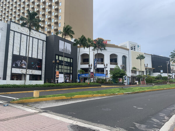 グアム・タモンのホテルロードにあるショッピングモール。デュシットプレイス（Dusit Place ）